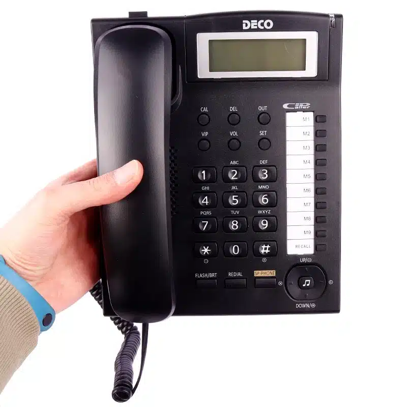 تلفن رومیزی باسیم دکو DECO 880CID در دست
